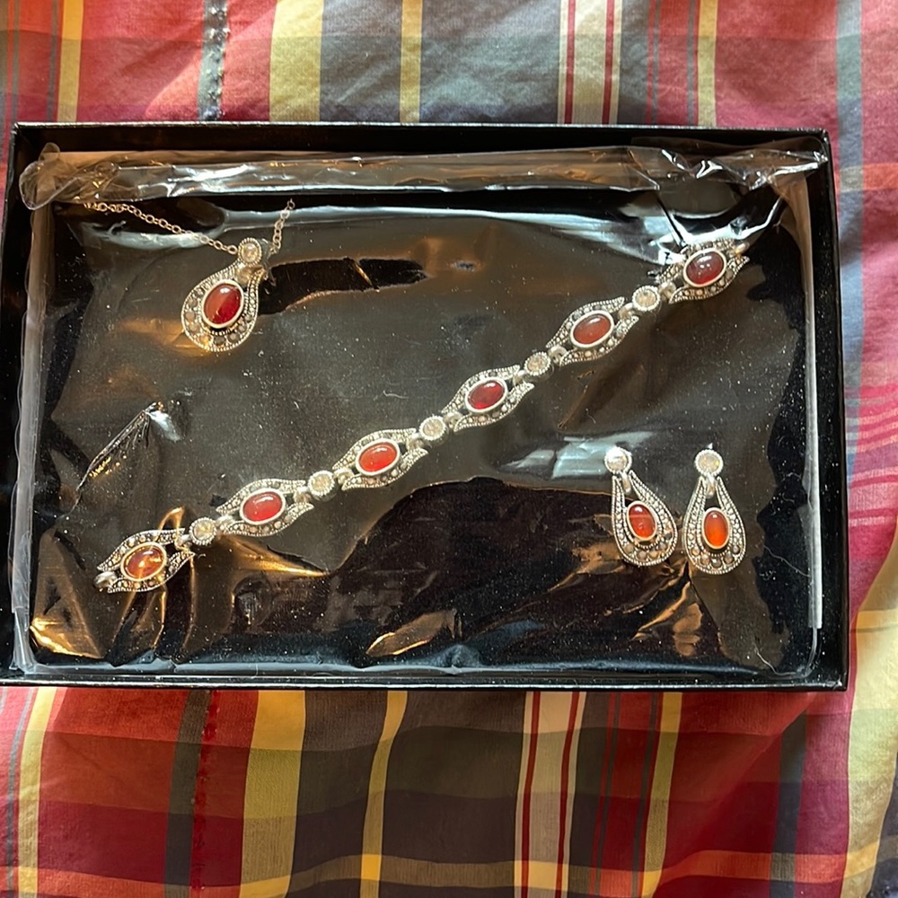 NWOT Women’s Red Agate Pendant/Earrings/Bracelet jewelry set (costume)